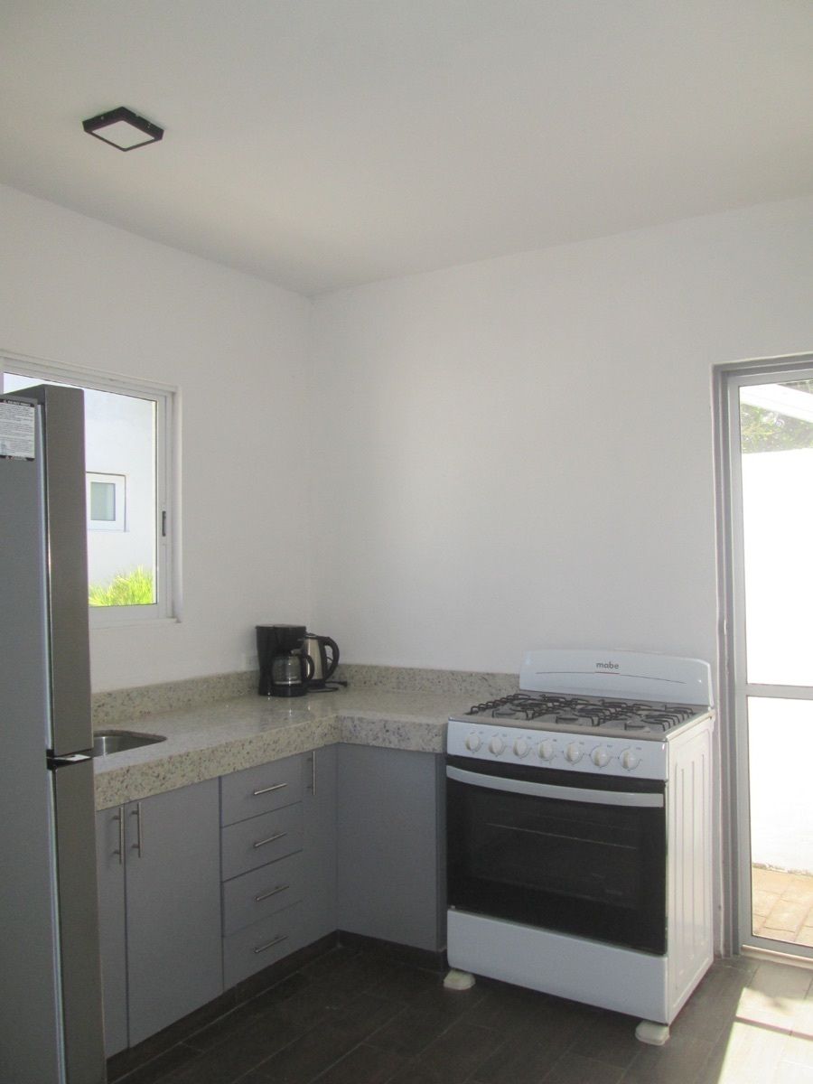 4 of 14: cocina con puerta al pasillo de servicio