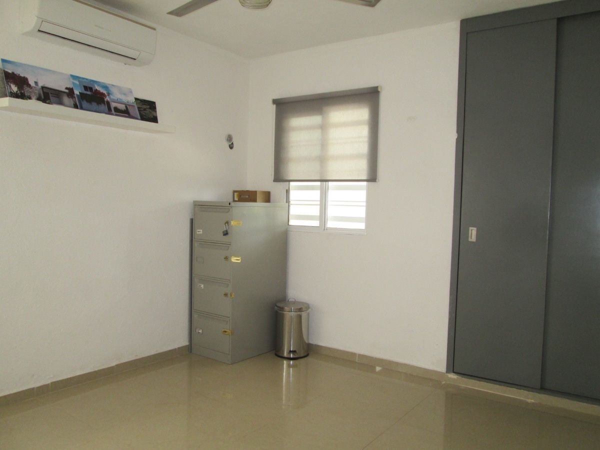 7 of 14: habitación con clóset y cortinas blackout