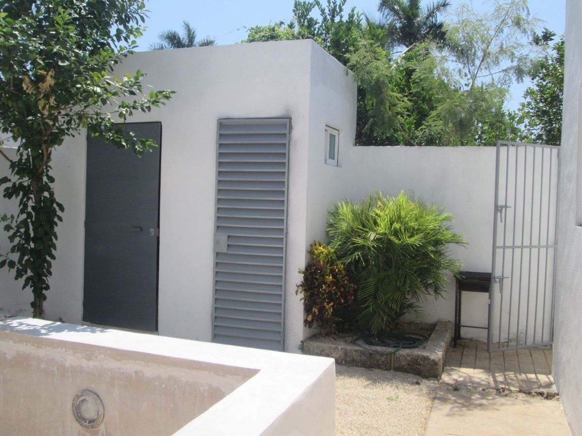 10 of 14: patio con medio baño y lavadero con Puerta. Reja en pasillo