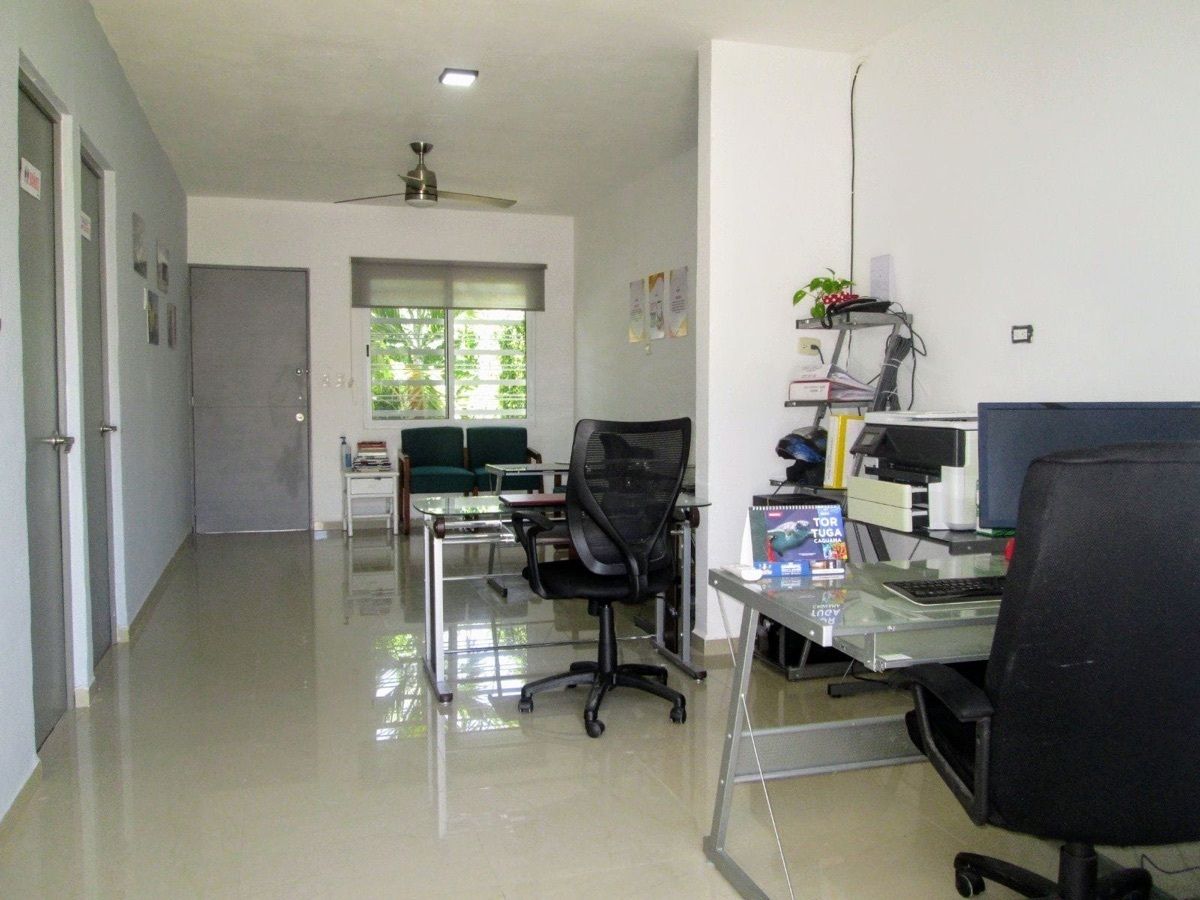 9 of 14: foto fondo comedor incl.ventilador y lamparas minimalistas.