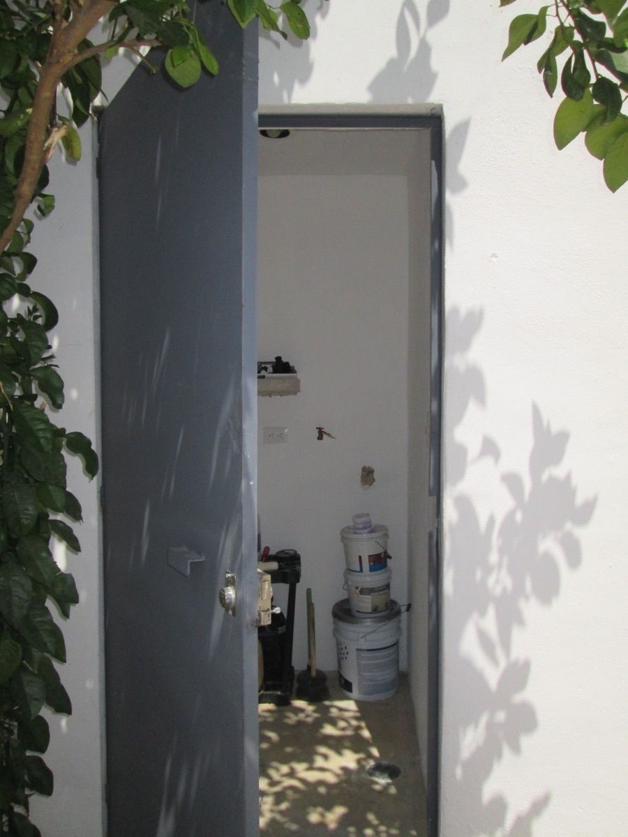 12 of 14: Lavadero techado con puerta puede usarse como bodega.