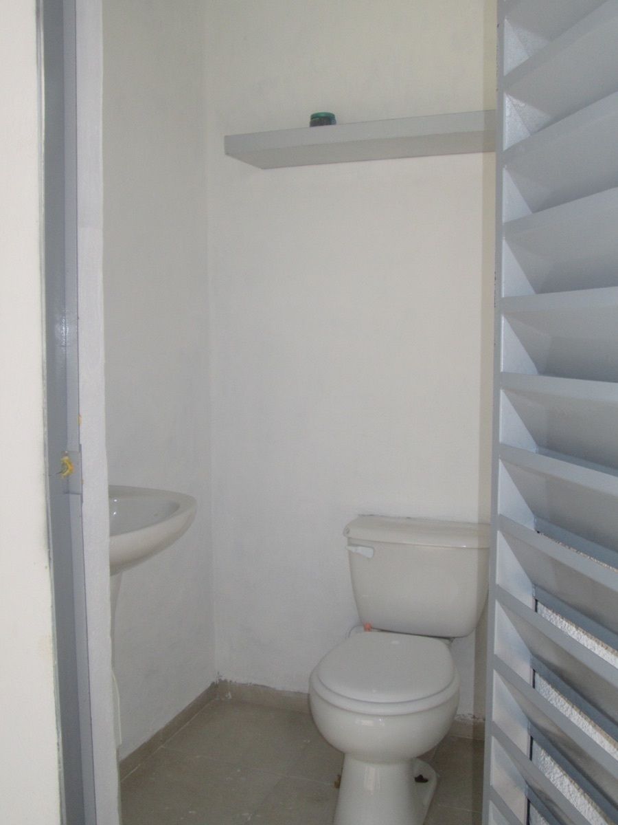 13 of 14: medio baño en Area de alberca.