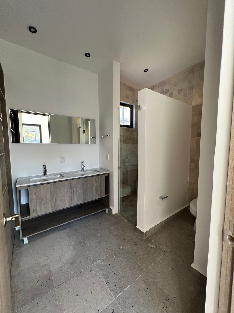 8 of 18: Baño Completo con Walking closet en recamara principal