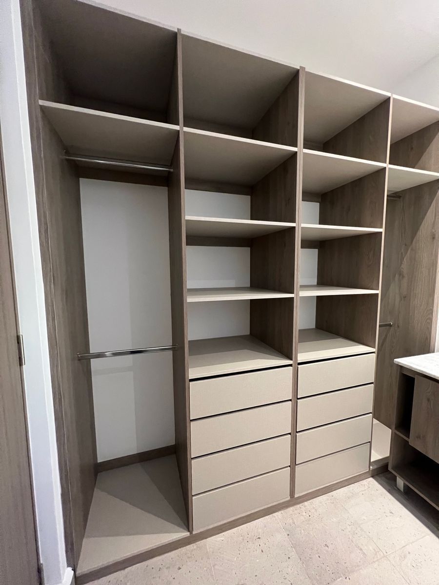 9 of 18: Closet de recamara Principal