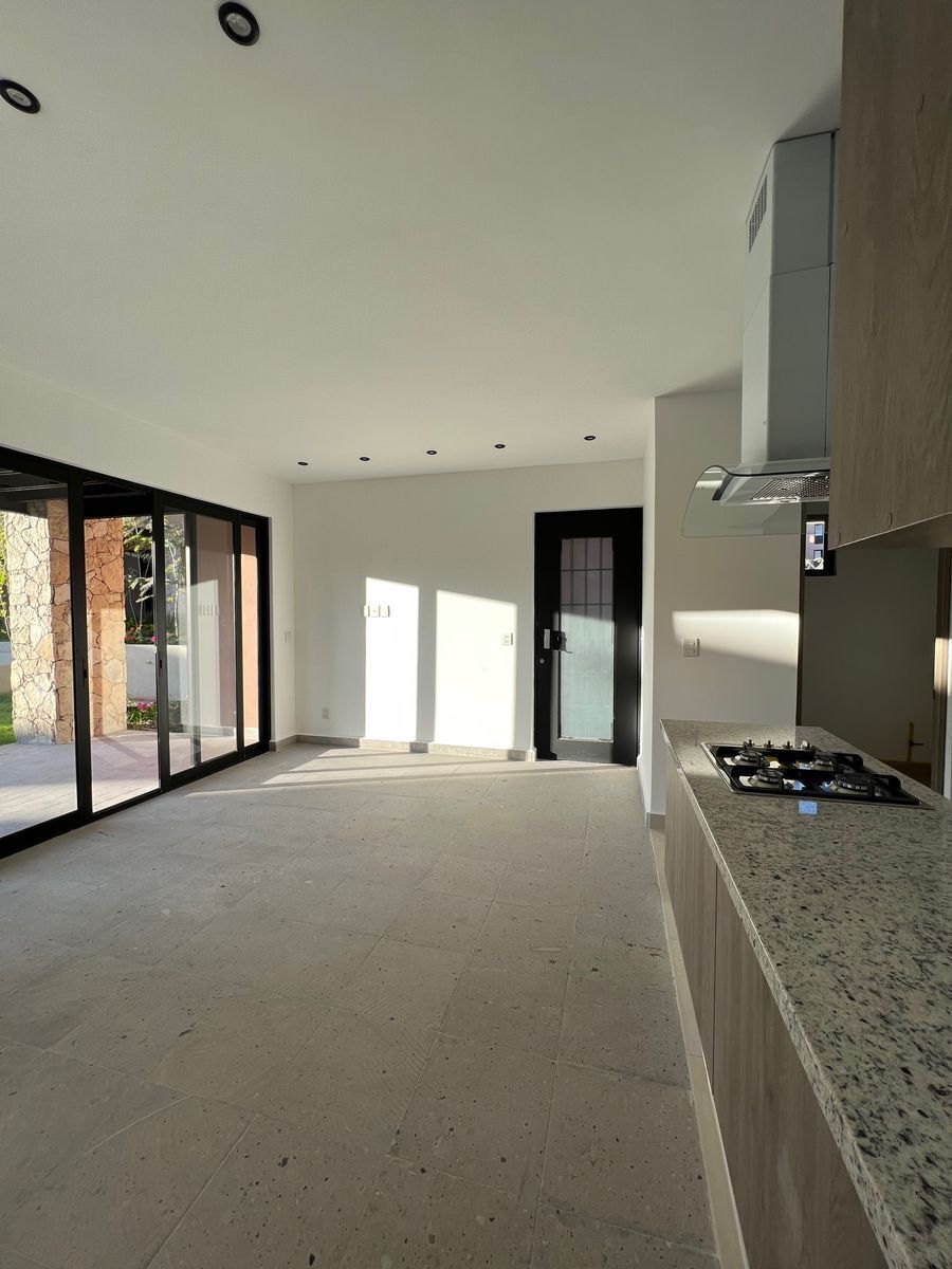 2 of 18: Sala Comedor