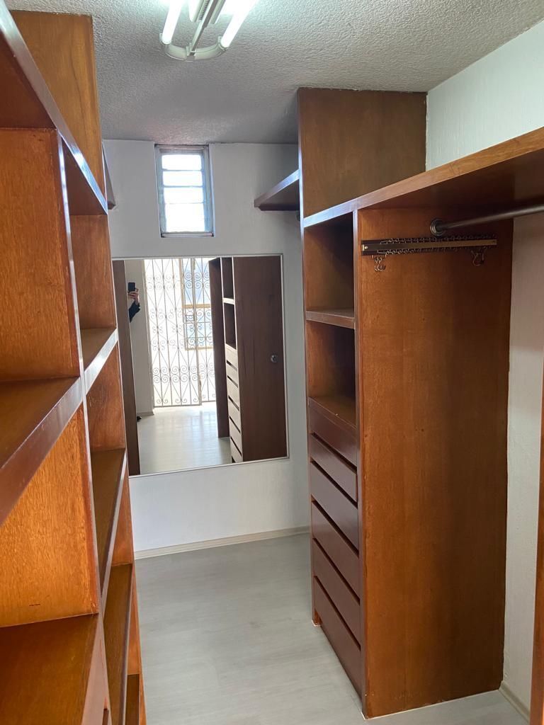 14 of 18: Walk-in closet recamara principal