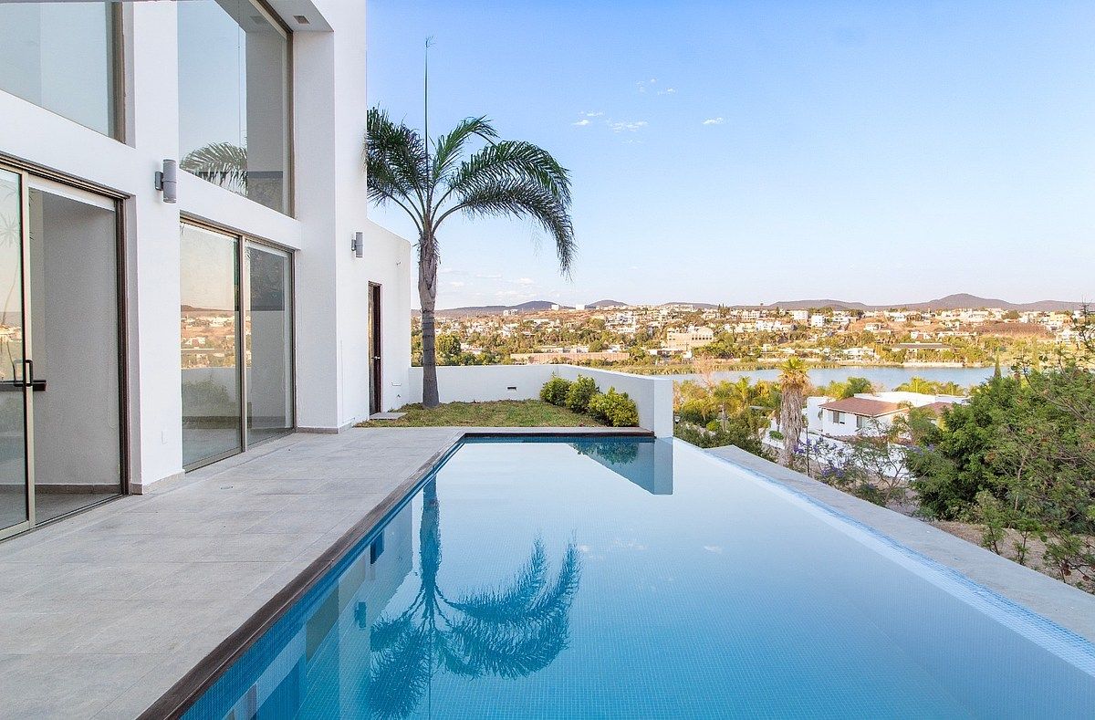 LUXURIOUS HOUSE FOR RENT WITH PRIVATE POOL AND VIEW OF LAKE JURIQUILLA, photo 1 of 25