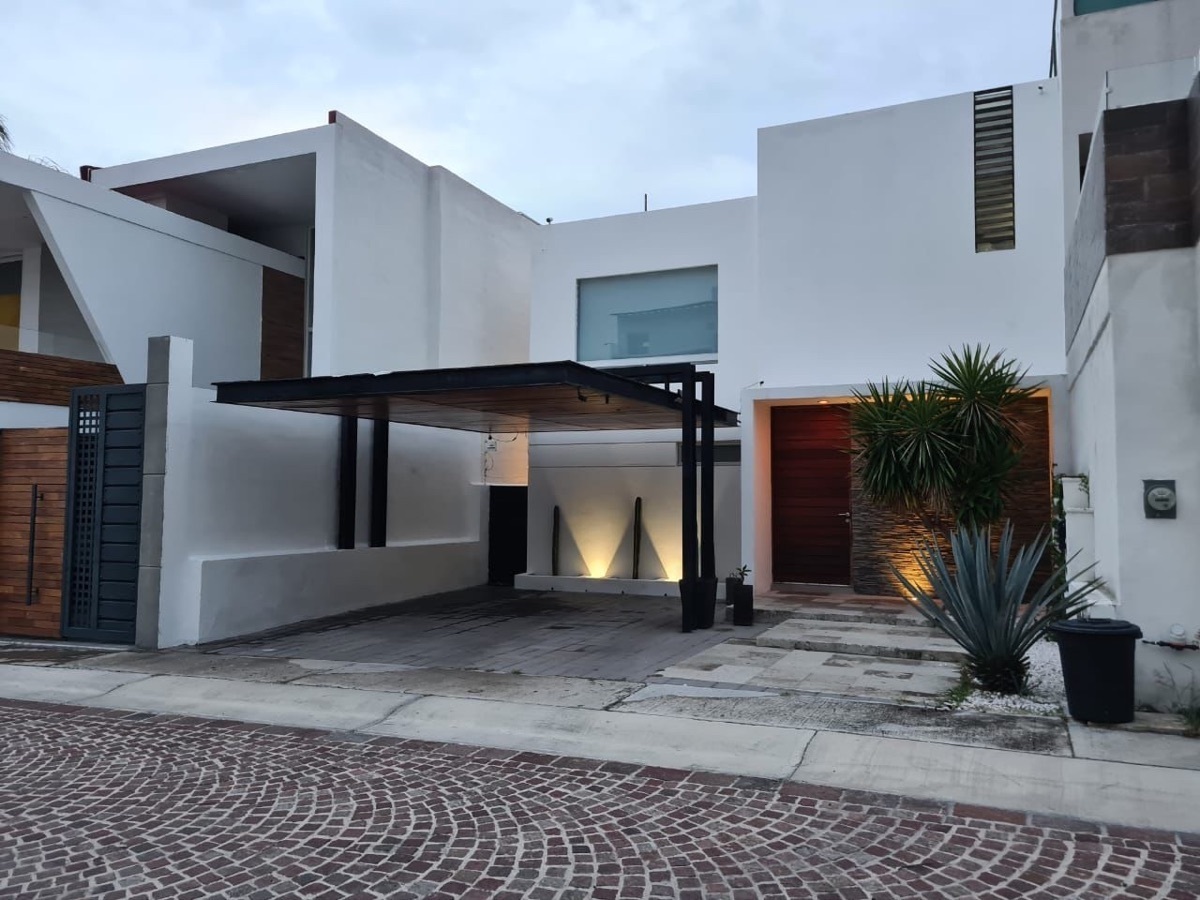 Vendo moderna casa con alberca en Cumbres del Lago, Juriquilla