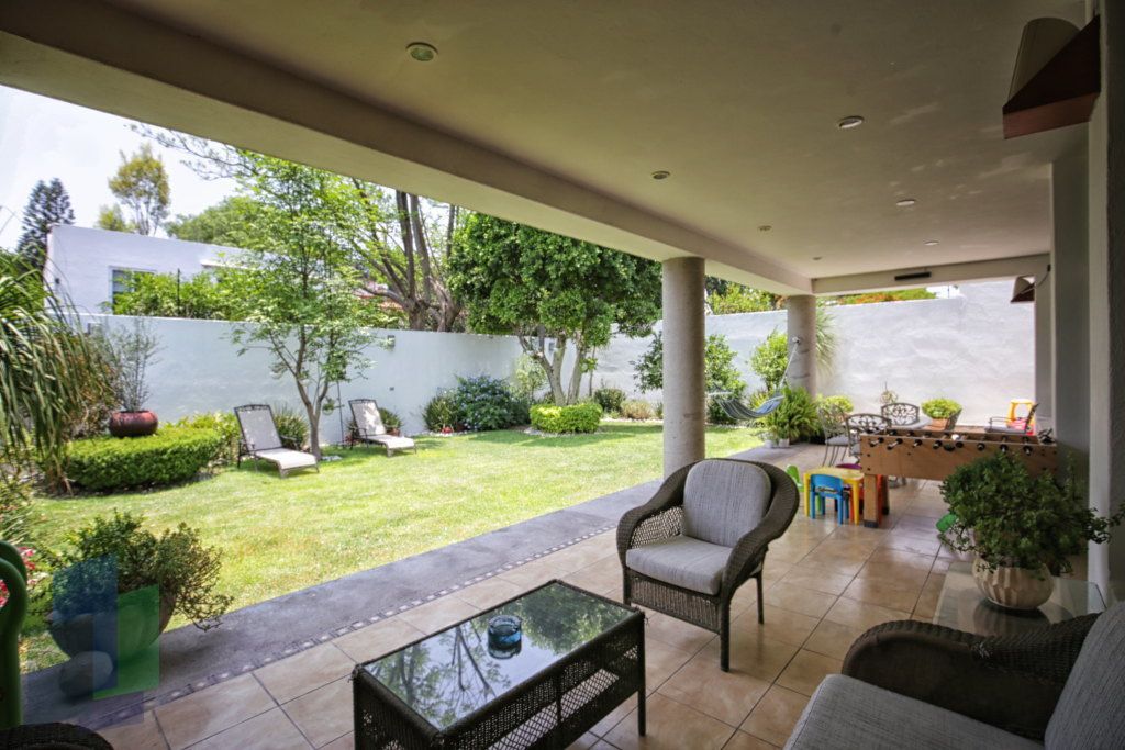 2 de 46: Terraza y jardín