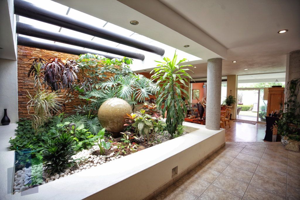 7 of 45: Jardín interior