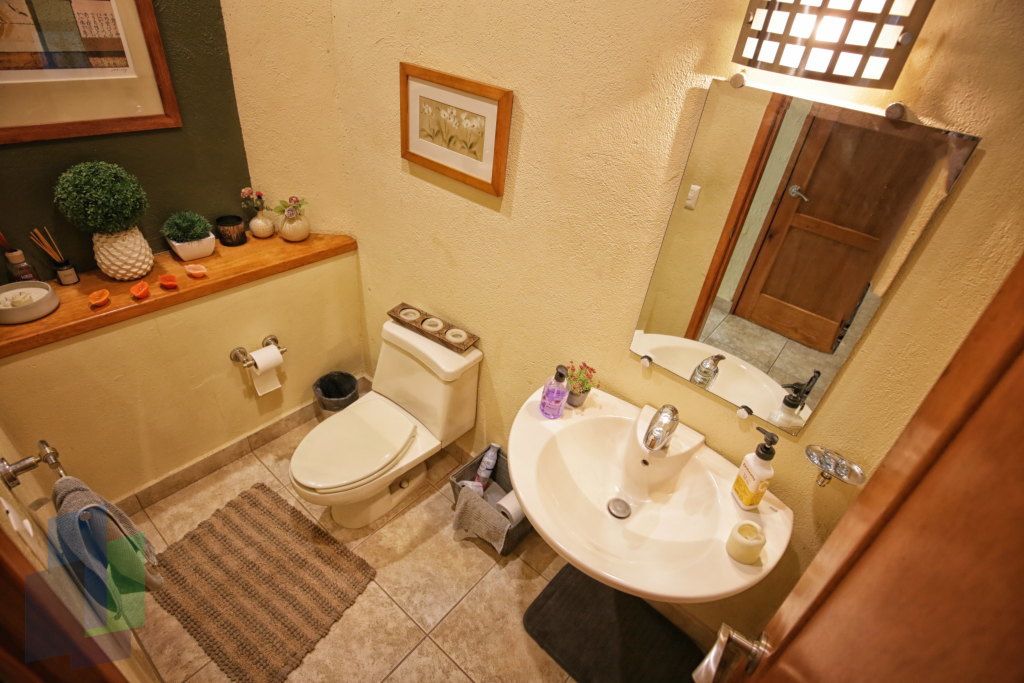 16 of 45: Baño de visitas
