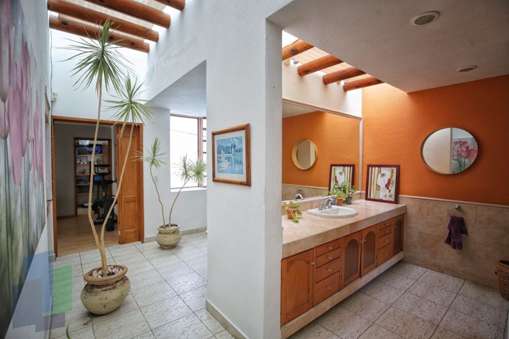 28 de 46: Baño recámaras secundarias