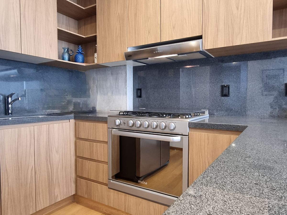 Cocina con barra de granito.