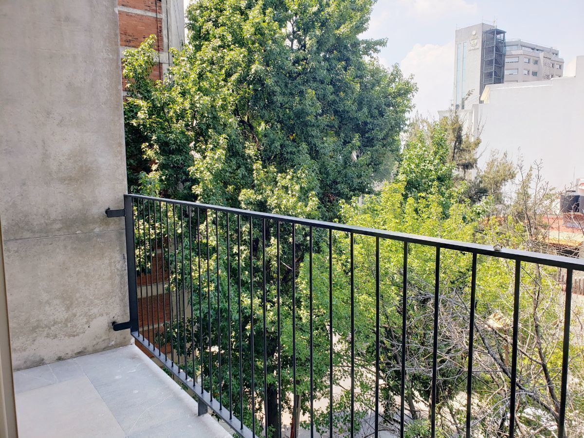 todo el departamento cuenta con balcón.