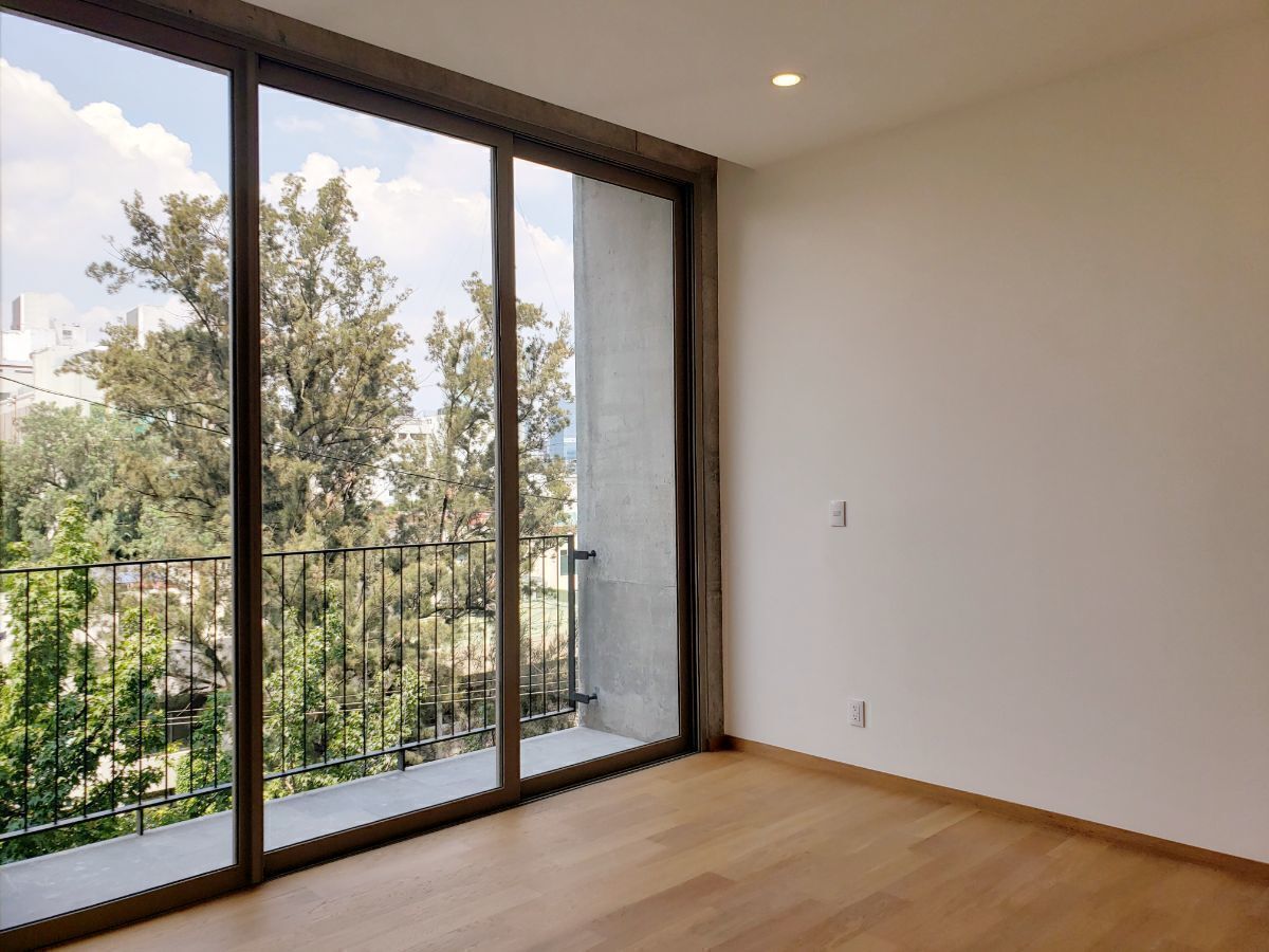 Sala con puertas deslizables de cristal de piso a techo.