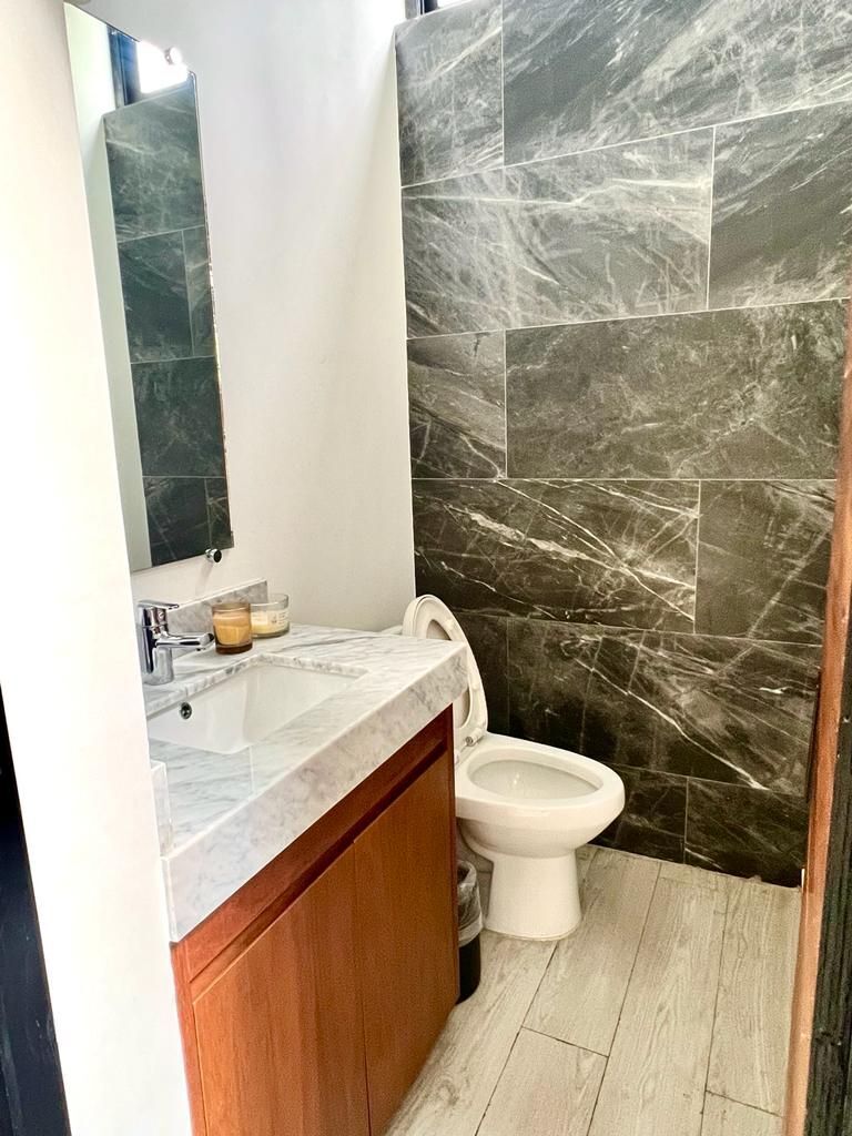 14 de 38: medio baño de visitas