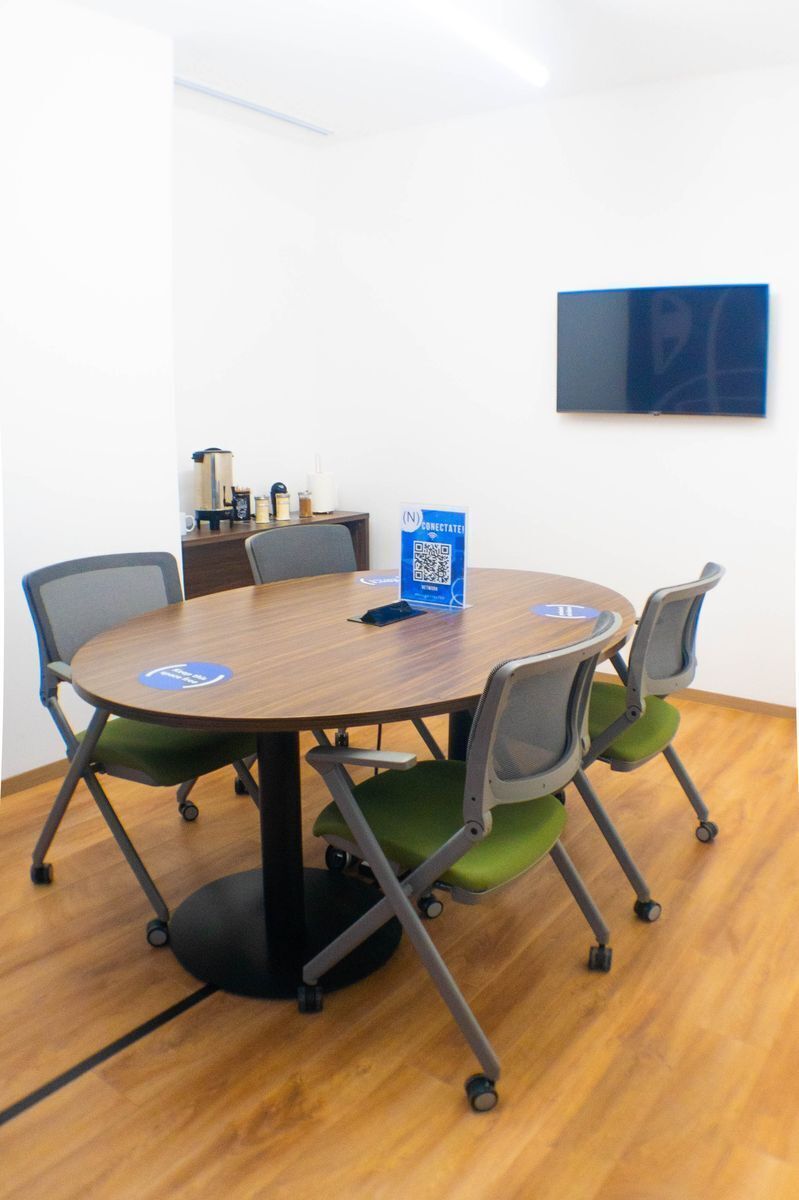 3 de 12: Sala de Juntas con capacidad para 4 personas.