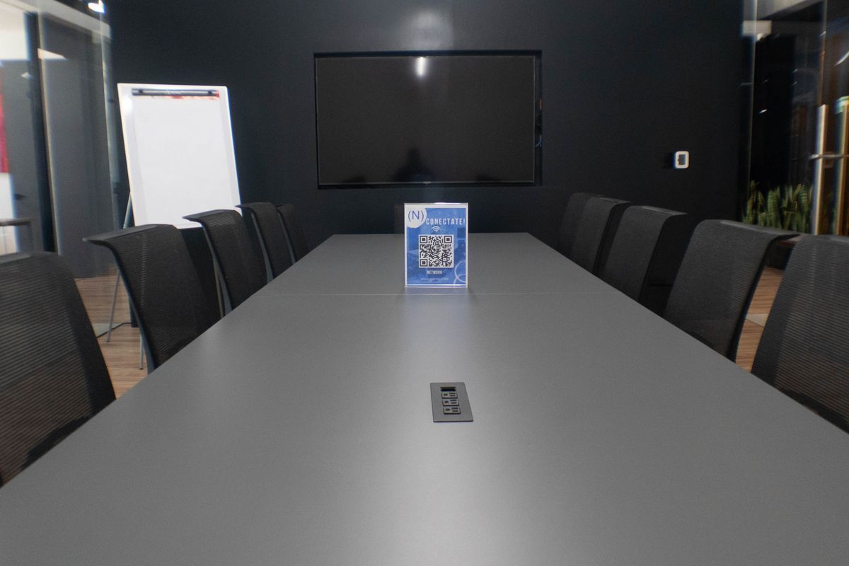 4 de 12: Sala de Juntas con capacidad para 14 personas.