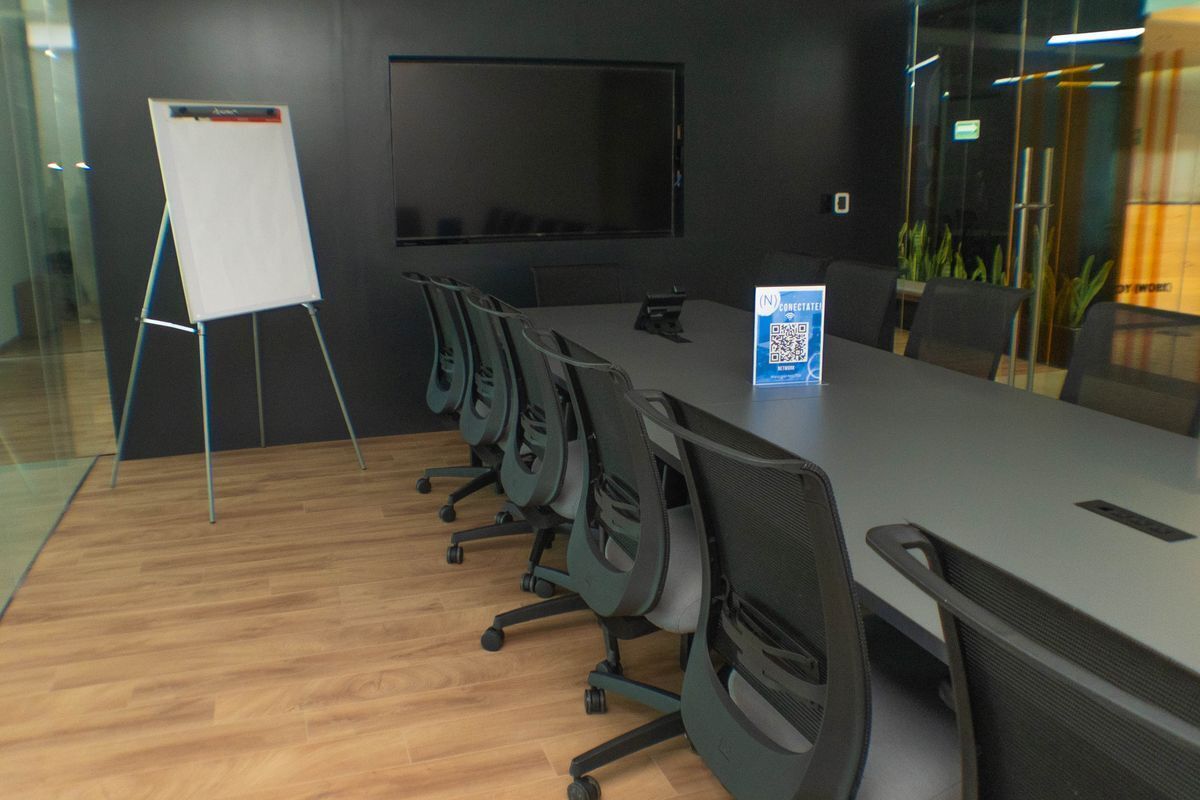 5 de 12: Sala de Juntas con capacidad para 14 personas