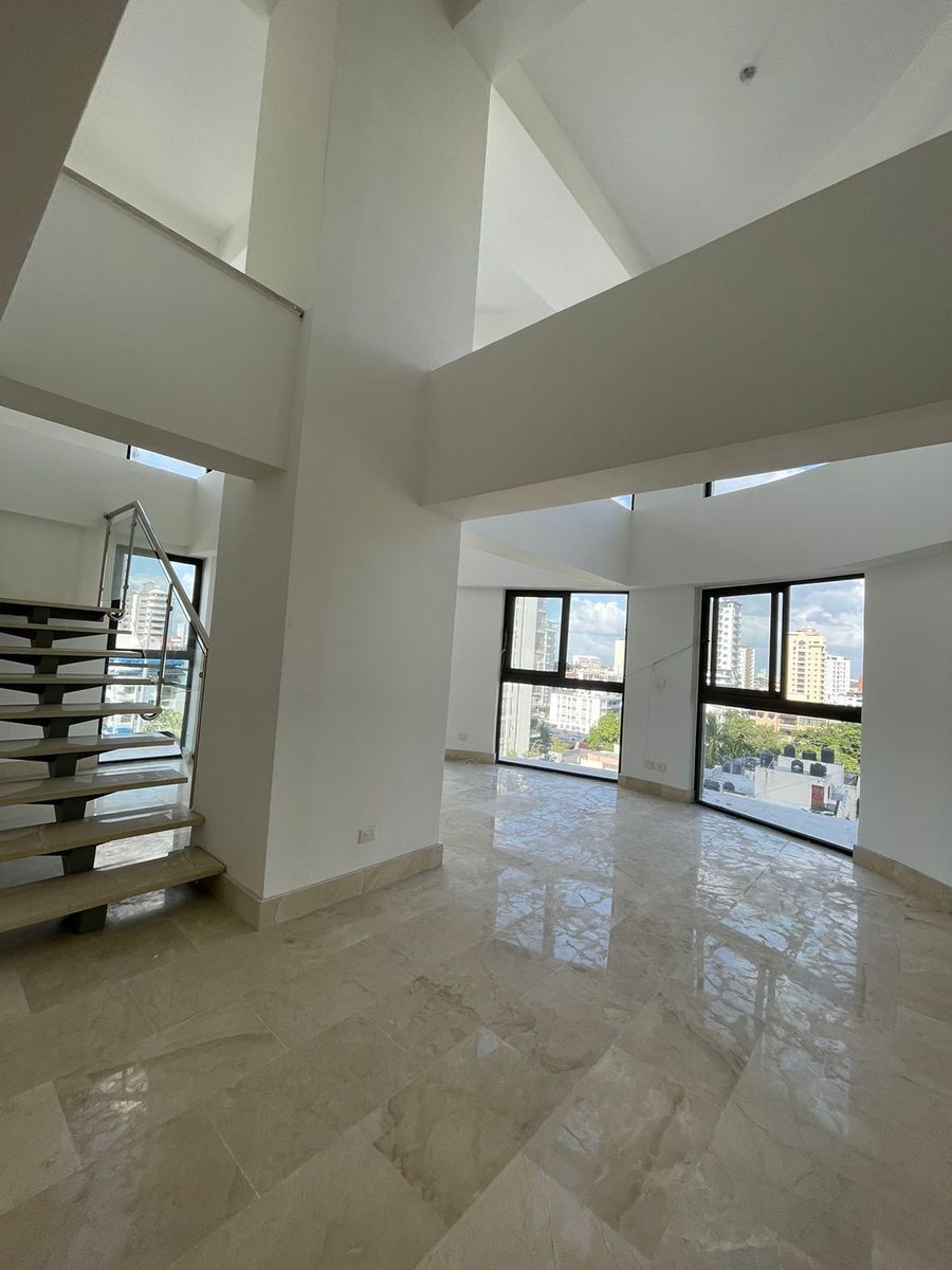 4 de 43: ESCALERA AL 2DO NIVEL