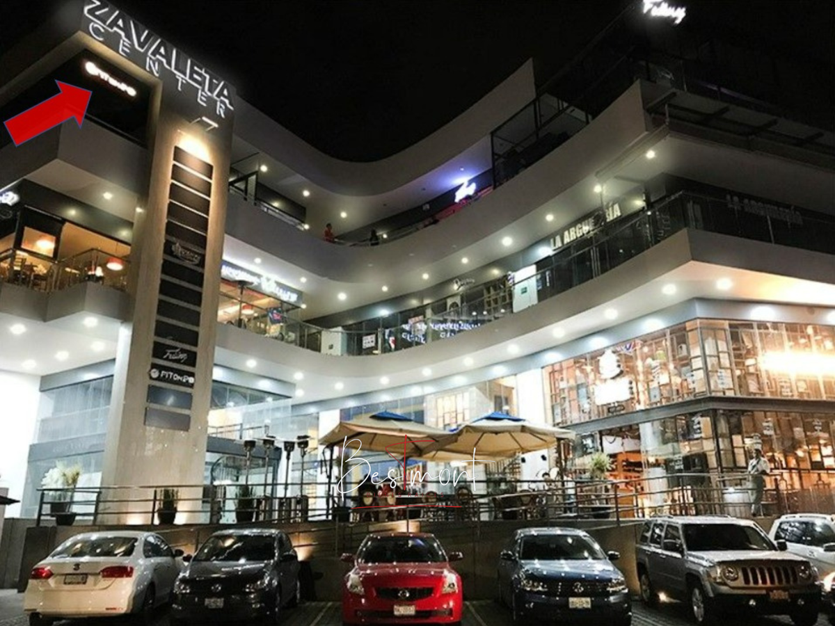 1 de 8: Fachada Plaza Zavaleta Center 