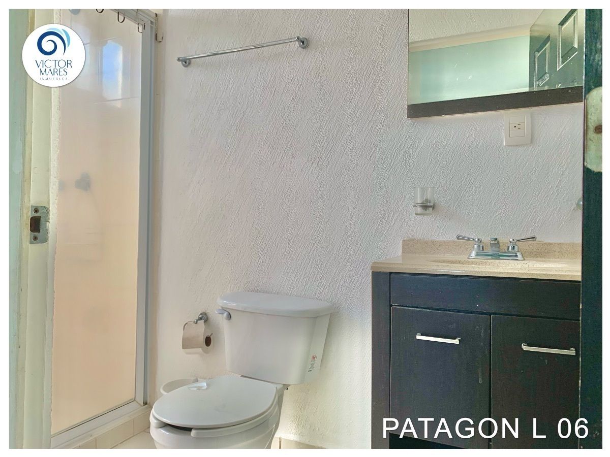 10 de 23: Baño completo de la recámara principal 