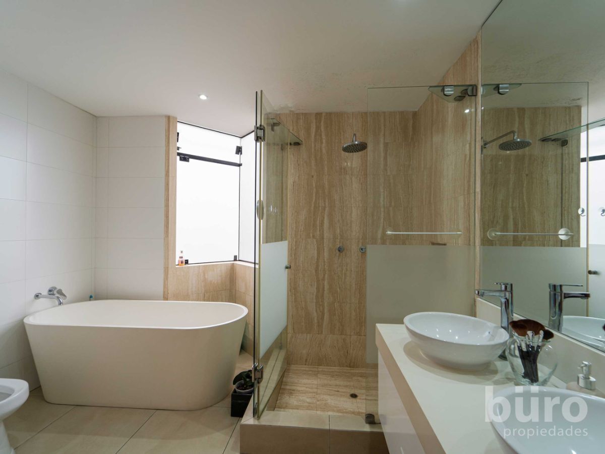8 de 14: Baño con tina, ducha, doble poza dormitorio principal.