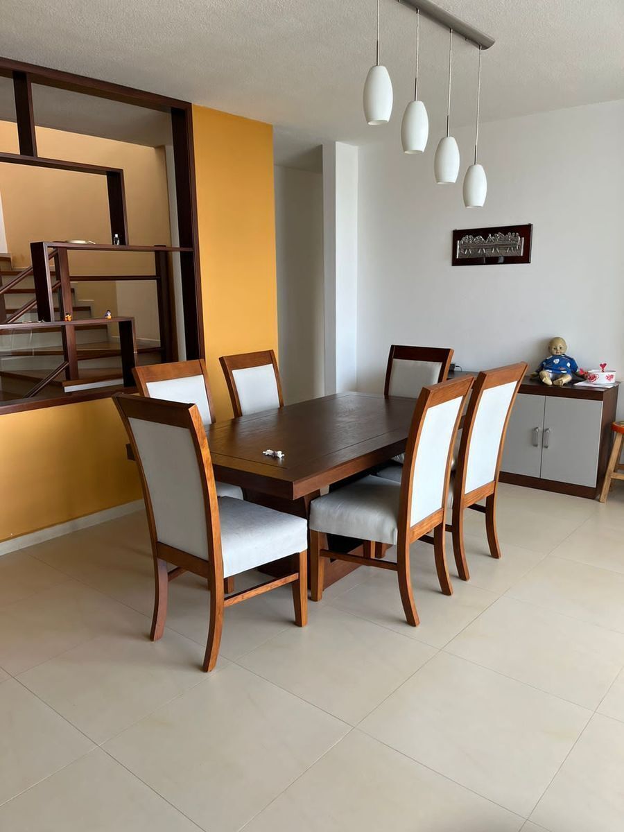 2 de 12: Comedor con muro divisor hacia escalera