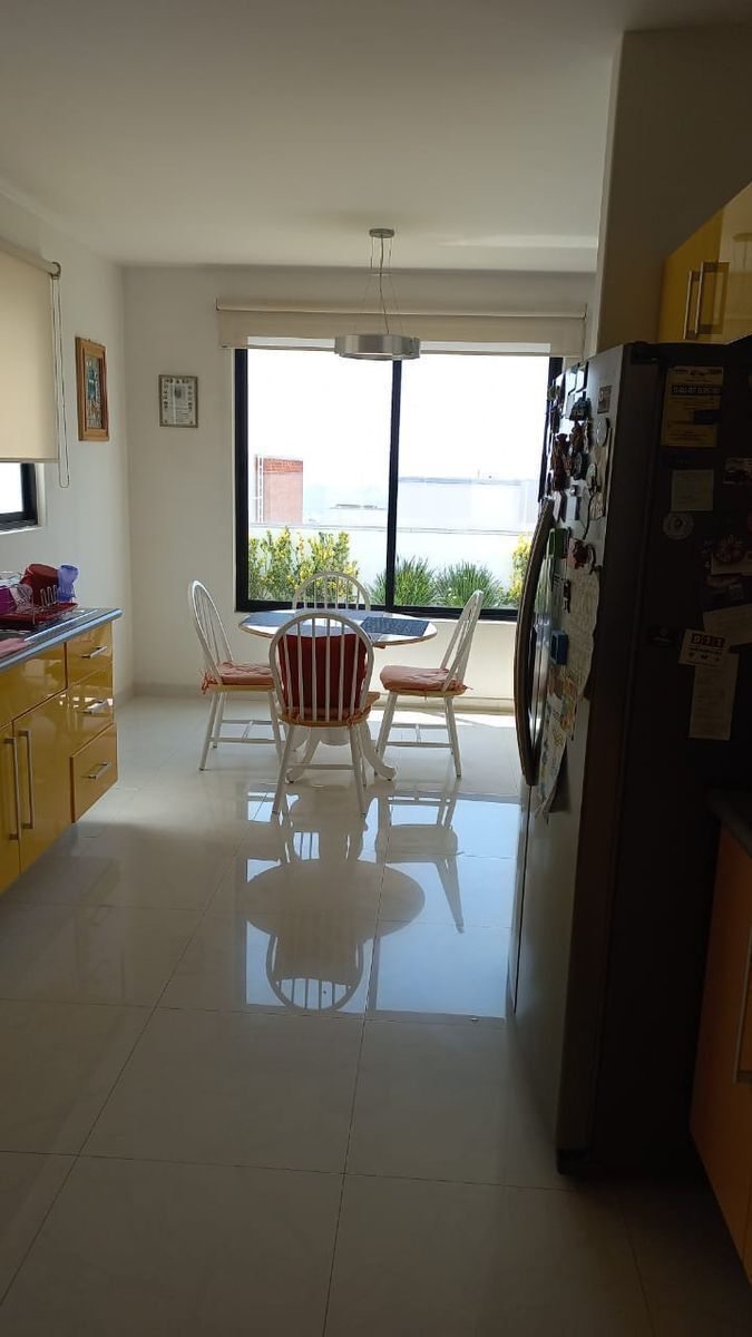 3 de 12: Cocina con antecomedor y ventana con visa a jardin