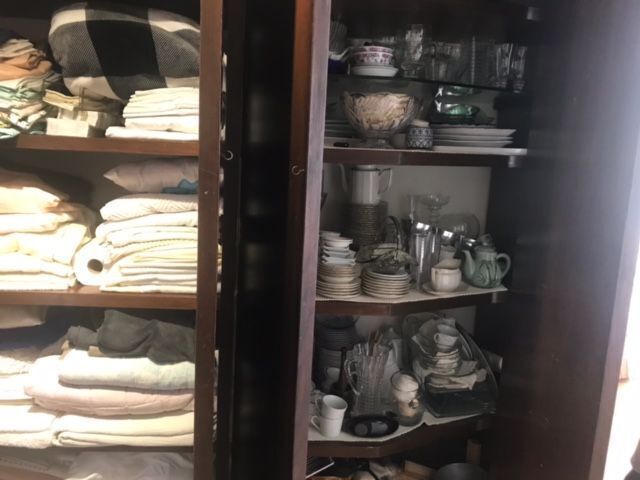 10 de 14: CLOSET DE BLANCOS Y VAJILLA