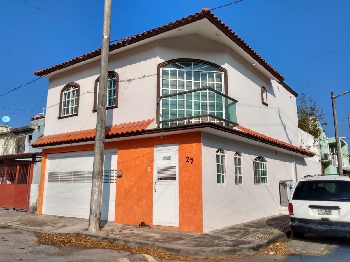 Casa en Laguna Real en esquina