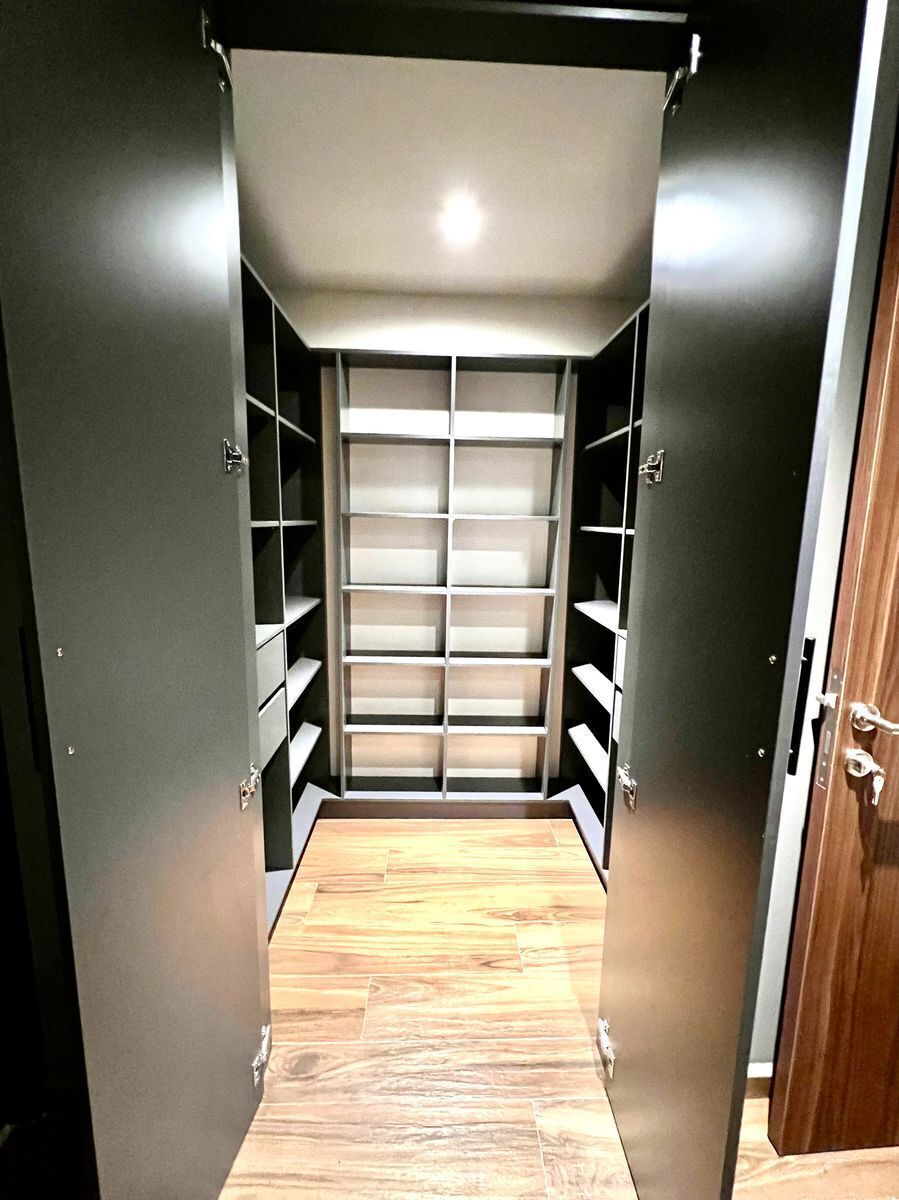 45 of 50: WALKING CLOSET