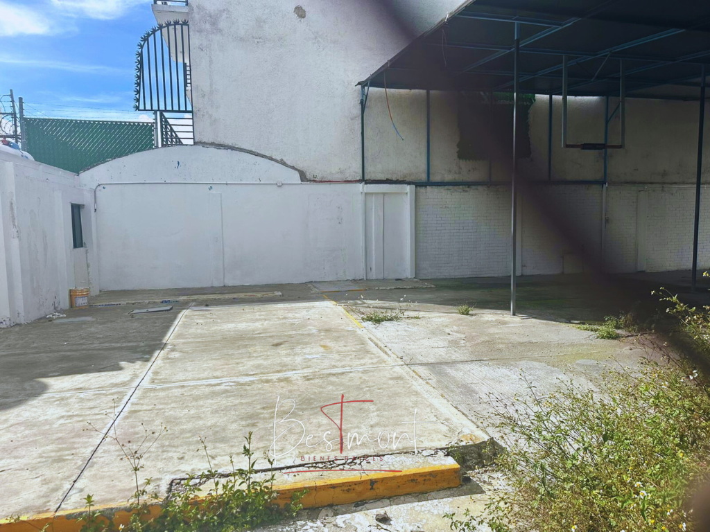 5 of 14: Patio exterior en área de oficina