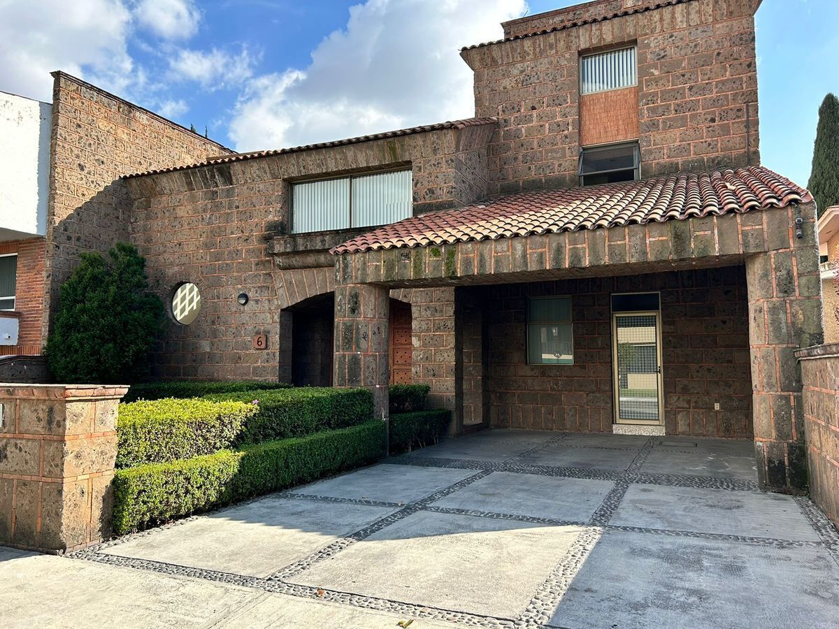 RENTO CASA EN RESIDENCIAL COUNTRY CLUB, METEPEC.