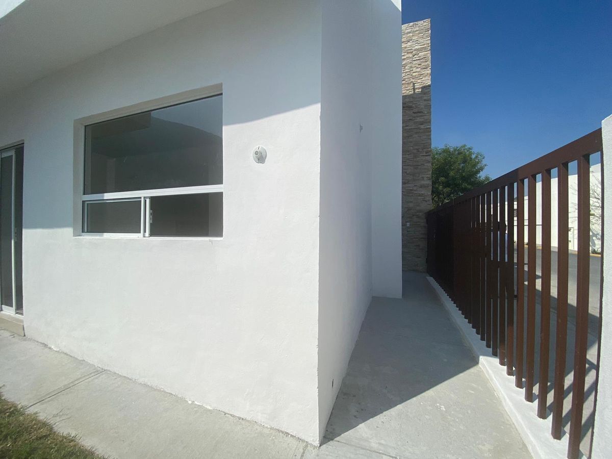 CASA EN VENTA - ESCOBEDO