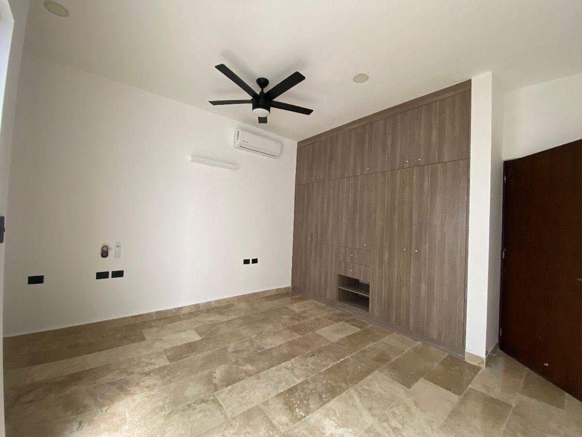 8 of 17: Recámara principal con baño