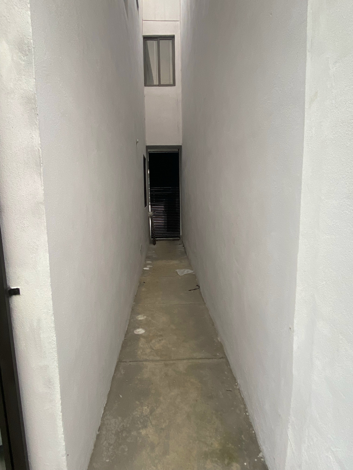 8 of 34: Pasillo lateral