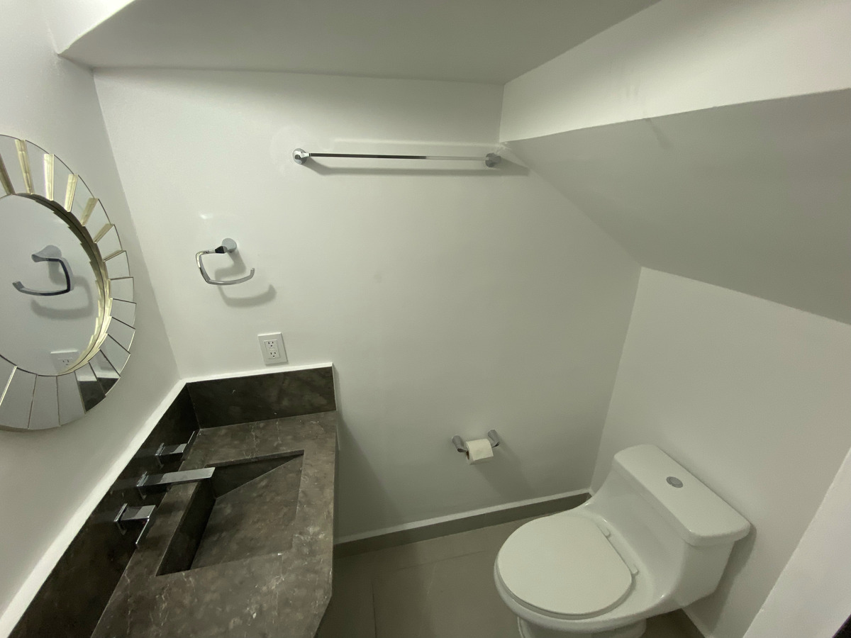 12 of 34: Medio baño de visitas