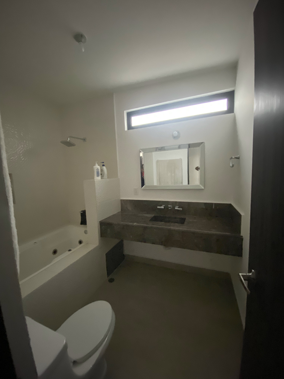 18 of 34: Baño completo con tina de hidromasaje