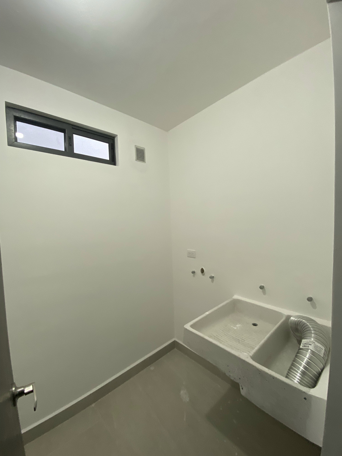 21 of 34: Lavandería techada