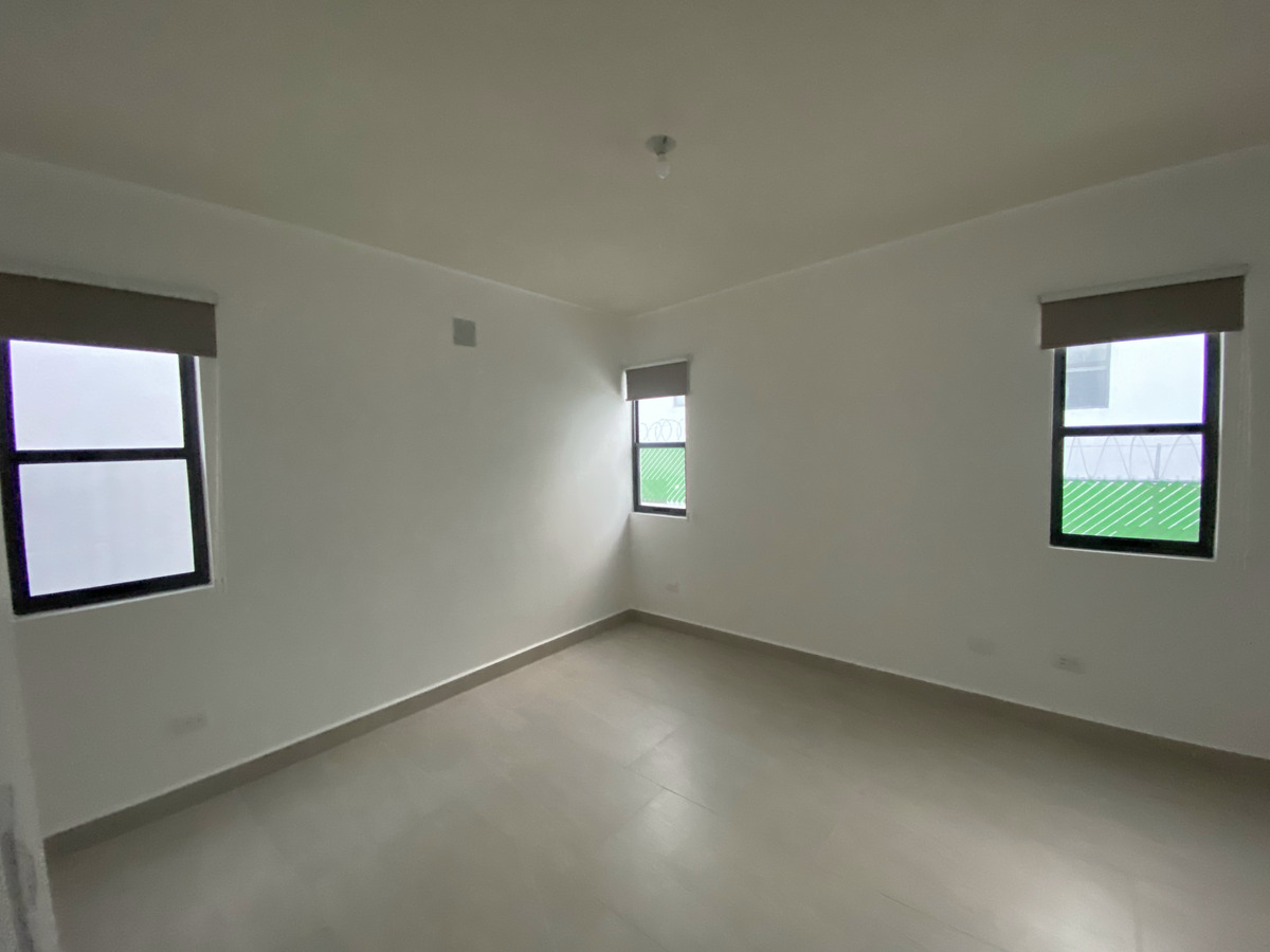 23 of 34: Recámara secundaria con persianas blackout