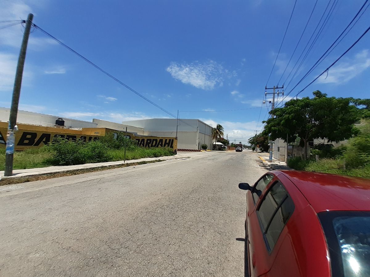 8 de 10: Terreno comercial en Mérida entrada a fraccionamiento. 