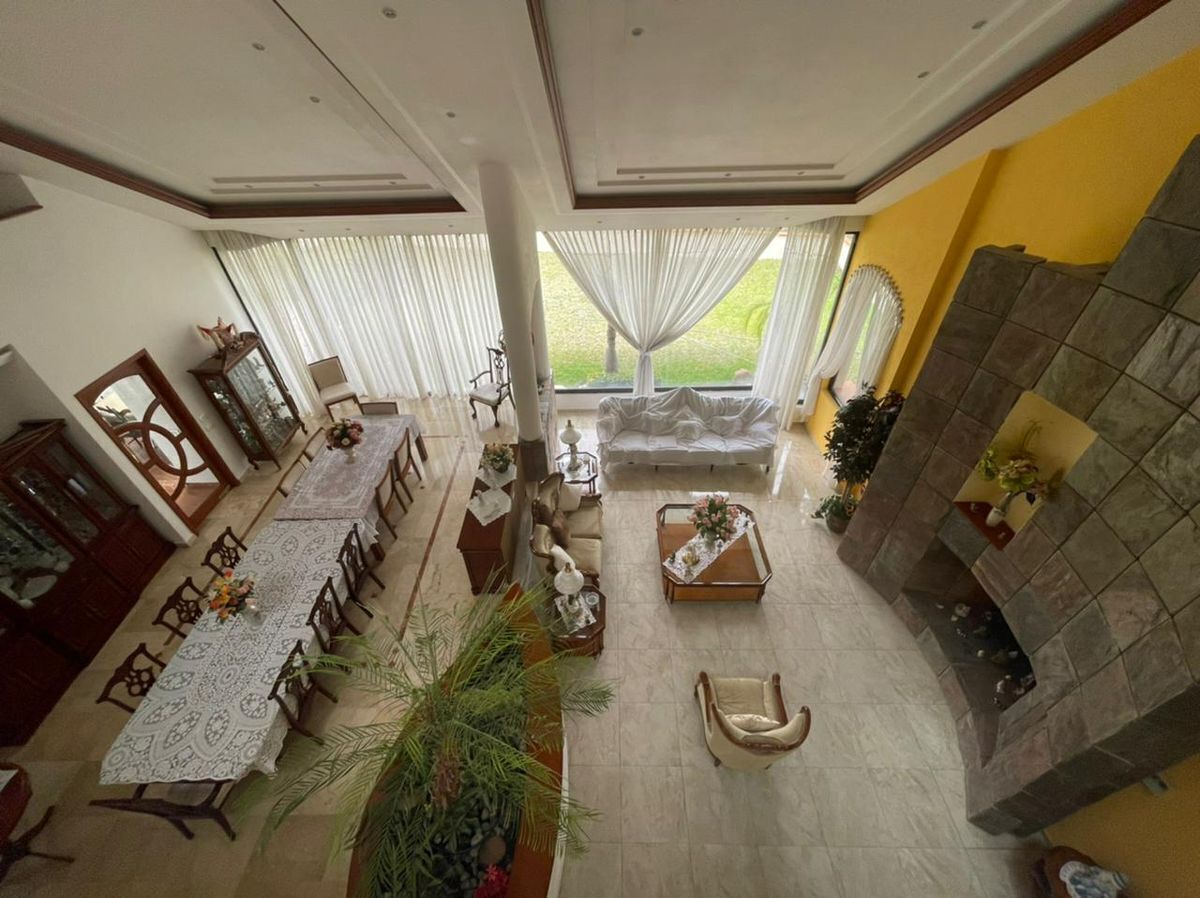 Estancia con excelente altura.