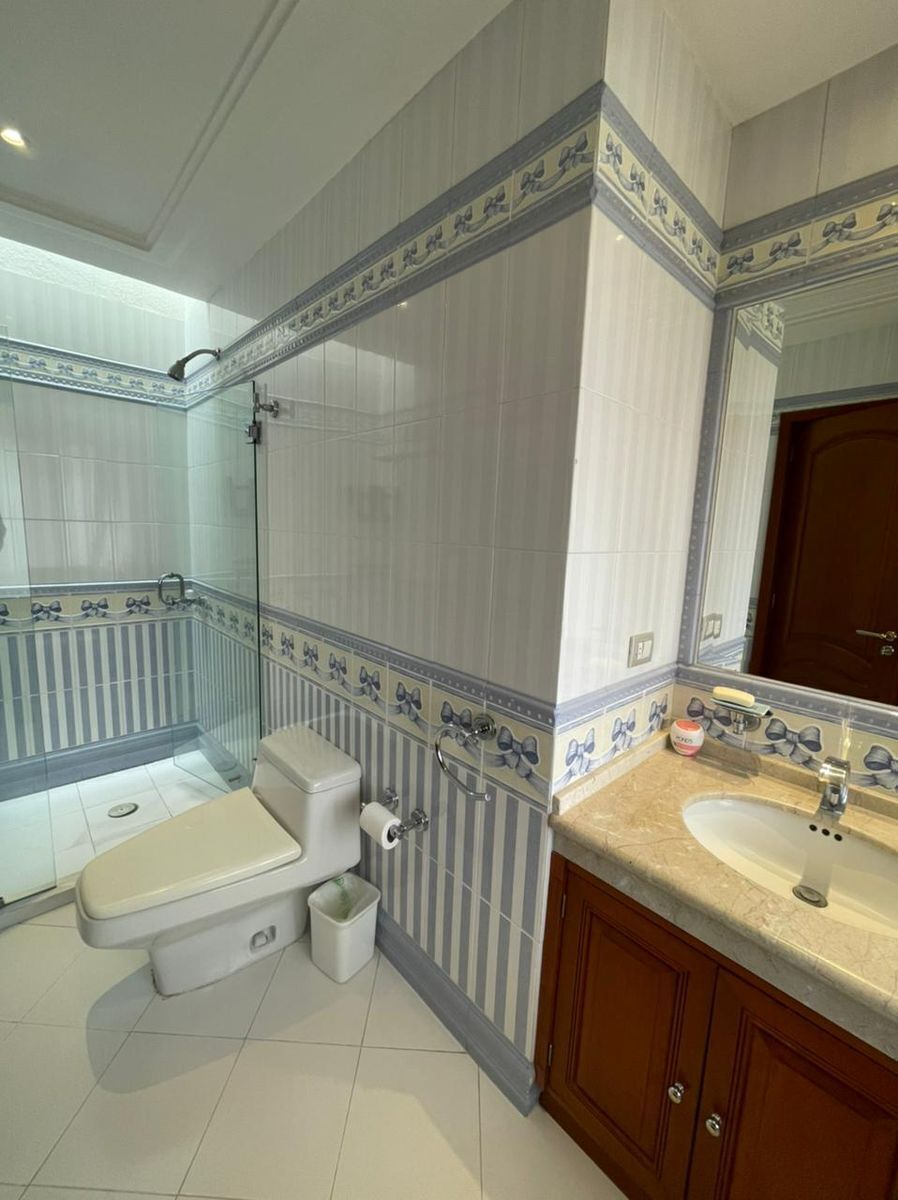 Baño con buenos acabados.