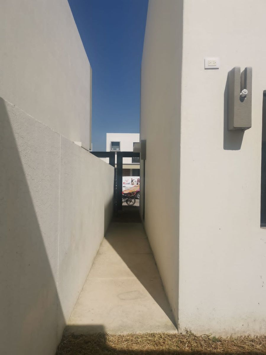 24 de 26: Pasillo lateral 