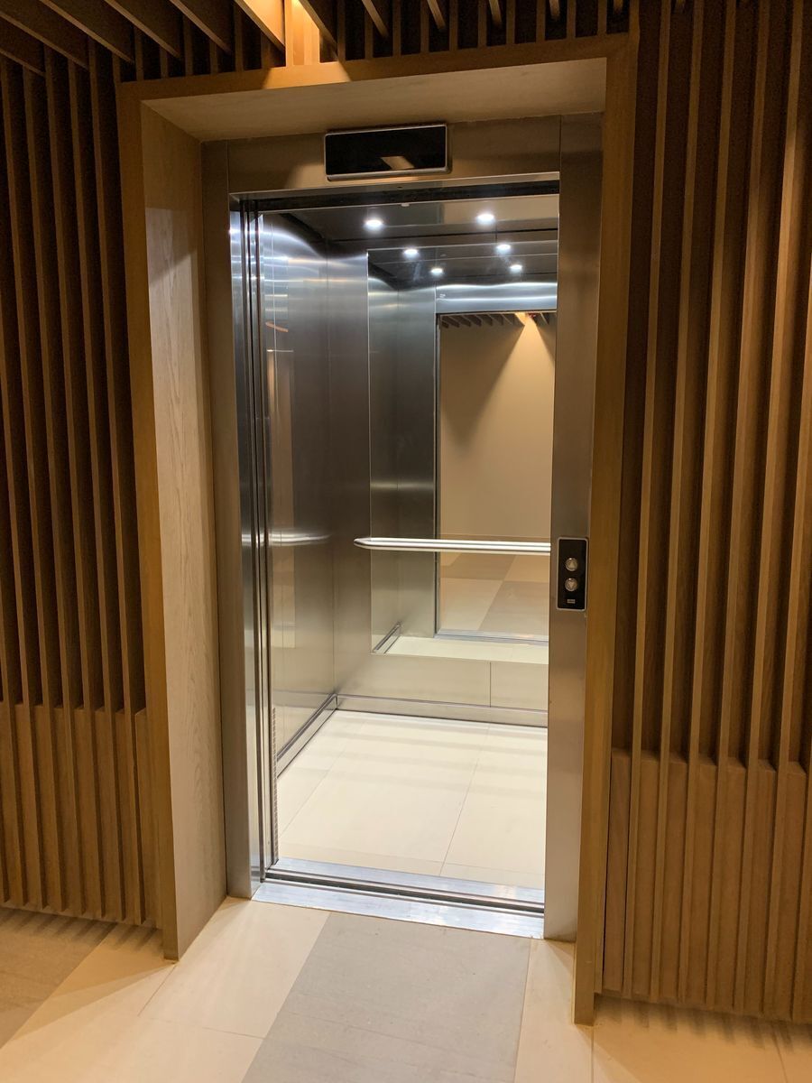 30 of 41: ELEVADOR DIRECTO A TODOS LOS NIVELES Y ESTACIONAMIENTO