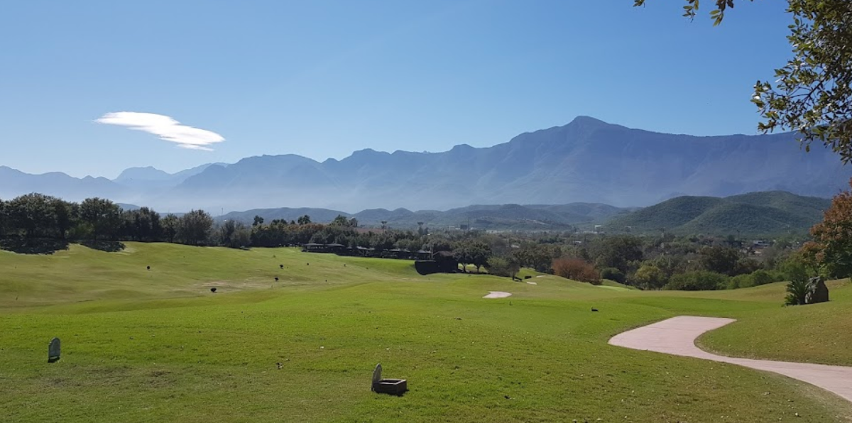 Terreno descendente en venta Club de Golf Las Misiones Santiago Nuevo León.