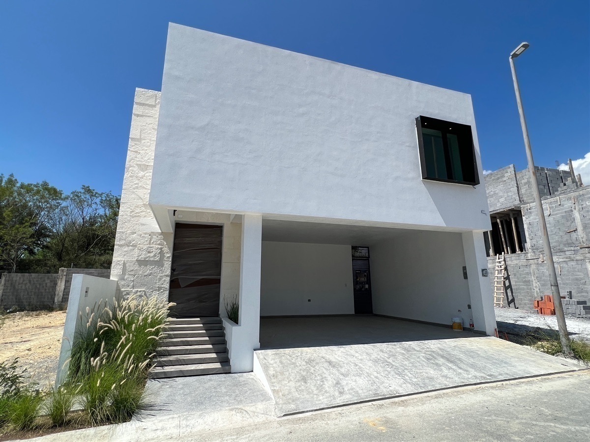 Casa en venta en Mítica Santiago Nuevo León, Sector con alberca doble altura