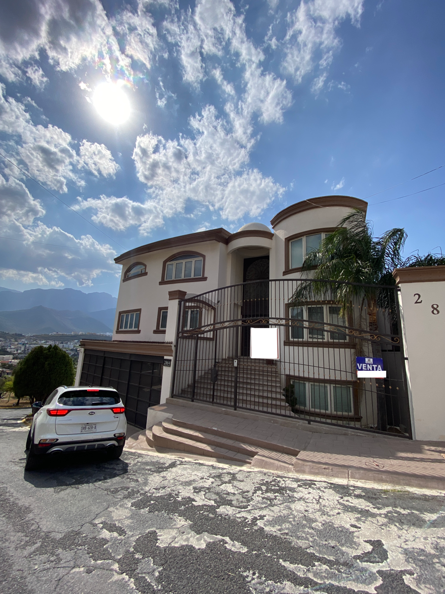 Casa en Contry la Silla 4 recámaras frente a parque.