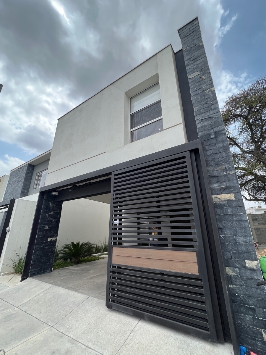 Casa en venta en Apodaca sector con amenidades y acceso controlado.